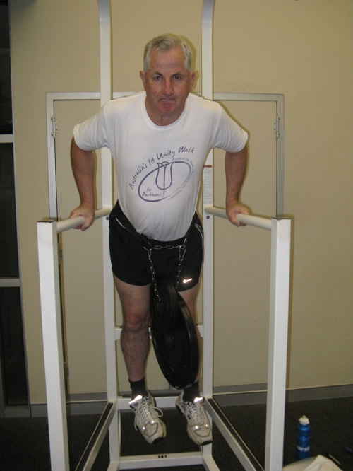 Dips, with 20kg plate + 5 kg plate suspended on belt. Set of 6, then set of 4, then set of 4.